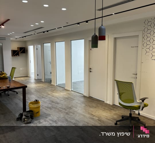 שיפוץ קוסמטי במשרד מודרני כולל התקנת תאורה, מחיצות זכוכית ודלתות